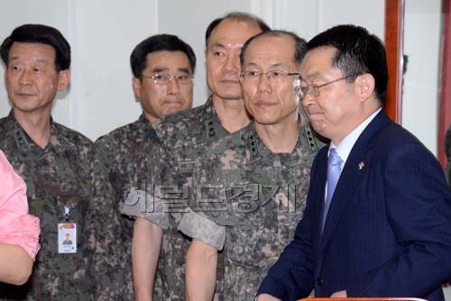백승주 국방부차관(오른쪽)이 23일 오전 국회 새누리당 원내대표실을 찾아 동부전선 총기난사 사고 사건 발생 경위와 후속 조치 등에 대해 보고를 위해 국방부관계자들과 함께 회의장에 들어오고 있다.백 차관은 이날 “사고를 면밀히 조사해서 발표하겠다”며 “유가족들의 요구사항도 최대한 수렴해서 조치를 취하겠다”고 말했다.