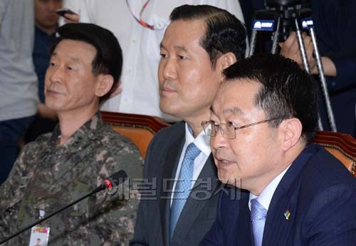 백승주 국방부차관이 23일 오전 국회 새누리당 원내대표실을 찾아 동부전선 총기난사 사고 사건 발생 경위와 후속 조치 등에 대해 보고하고 있다.
백 차관은 이날 “사고를 면밀히 조사해서 발표하겠다”며 “유가족들의 요구사항도 최대한 수렴해서 조치를 취하겠다”고 말했다.