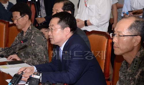 백승주 국방부차관이 23일 오전 국회 새누리당 원내대표실을 찾아 동부전선 총기난사 사고 사건 발생 경위와 후속 조치 등에 대해 보고하고 있다.
백 차관은 이날 “사고를 면밀히 조사해서 발표하겠다”며 “유가족들의 요구사항도 최대한 수렴해서 조치를 취하겠다”고 말했다.