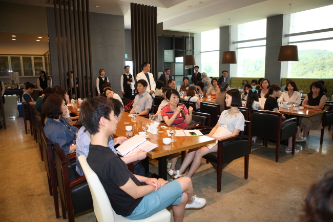 경북에서 직업사관학교 개념의 대안학교가 설립된다.
경북 경산시 대경대학교는 평생교육원 창조교육센타 부설로 고등과정 3학년과 대학 2학년 과정을 연계할 수 있는 국제직업교육 대안사관학교를 설립한다고 23일 밝혔다.
이를 위해 이번달 14일 입학설명회를 가졌고, 학생들과 학부모들이 높은 관심을 나타냈다.