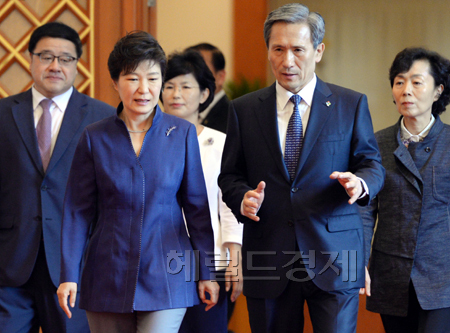 박근혜 대통령이 23일 오전 신임 김관진 국가안보실장 및 수석비서관에게 임명장을 수여한 후 환담장으로 이동하고 있다.