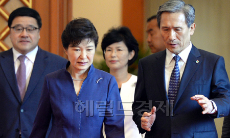 박근혜 대통령이 23일 오전 신임 김관진 국가안보실장 및 수석비서관에게 임명장을 수여한 후 환담장으로 이동하고 있다.