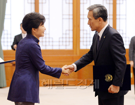 박근혜 대통령이 23일 오전 신임 김관진 국가안보실장에게 임명장을 수여하고 있다.