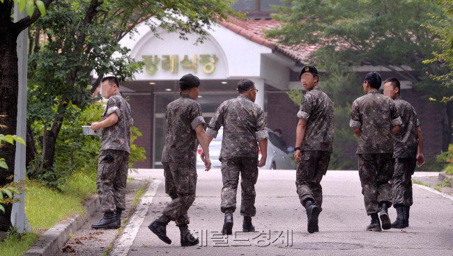 강원도 고성군 22사단 GOP(일반전초)에서 임모 병장의 무장탈영 사건이 발생한 가운데, 23일 오전 총기난사로 희생된 군인의 합동분향소가 마련된 경기도 성남시 소재 국군수도통합병원 장례식장으로 군인들이 무거운 발걸음을 옮기고 있다.