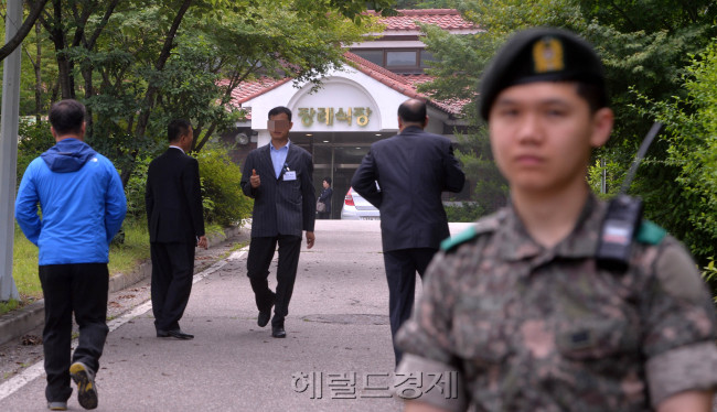 강원도 고성군 22사단 GOP(일반전초)에서 임모 병장의 무장탈영 사건이 발생한 가운데, 23일 오전 총기난사로 희생된 군인의 합동분향소가 마련된 경기도 성남시 소재 국군수도통합병원 장례식장으로 군인들이 무거운 발걸음을 옮기고 있다.
