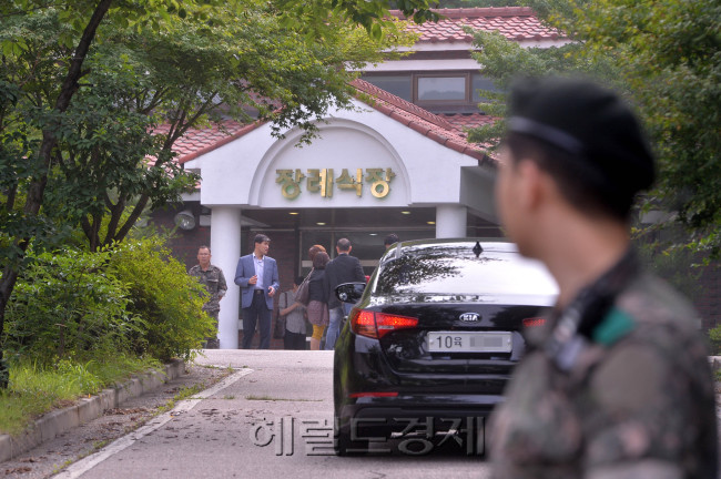 강원도 고성군 22사단 GOP(일반전초)에서 임모 병장의 무장탈영 사건이 발생한 가운데, 23일 오전 총기난사로 희생된 군인의 합동분향소가 마련된 경기도 성남시 소재 국군수도통합병원 장례식장으로 군인들이 무거운 발걸음을 옮기고 있다.