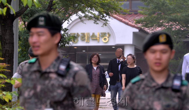 강원도 고성군 22사단 GOP(일반전초)에서 임모 병장의 무장탈영 사건이 발생한 가운데, 23일 오전 총기난사로 희생된 군인의 합동분향소가 마련된 경기도 성남시 소재 국군수도통합병원 장례식장으로 군인들이 무거운 발걸음을 옮기고 있다.