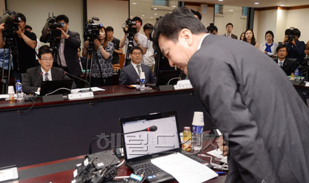 신제윤 금융위원장(오른족)이 23일 오전 서울 중구 금융위원회 대회의실에서 열린 우리은행 민영화 추진 위한 공적자금관리위원회 전체회의에 앞서 인사하고 있다. 정부는 우리은행 보유 지분 56.97% 중 30%는 일반경쟁입찰로, 나머지 26.97%는 희망수량경쟁입찰 방식으로 매각하기로 결정했다.