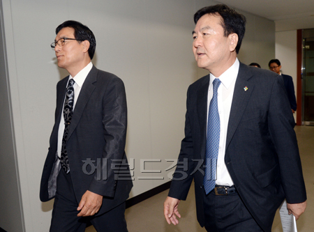 신제윤 금융위원장(오른족)과 박상용 공적자금관리공동위원장이 23일 오전 서울 중구 금융위원회 대회의실에서 열린 우리은행 민영화 추진 위한 공적자금관리위원회 전체회의에 입장하고 있다. 정부는 우리은행 보유 지분 56.97% 중 30%는 일반경쟁입찰로, 나머지 26.97%는 희망수량경쟁입찰 방식으로 매각하기로 결정했다.