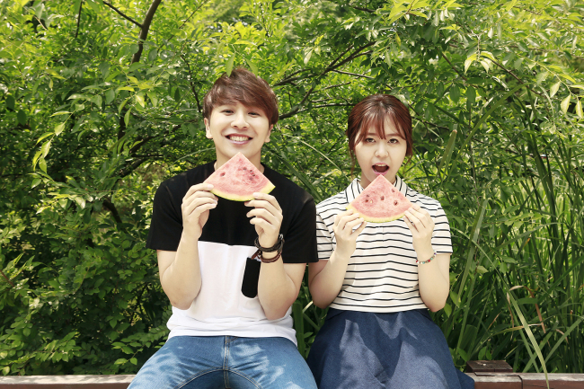 2인조 재편한 헤르쯔 아날로그(Herz Analog)가 오는 26일 새 미니앨범 ‘어서오세요 여름밤’을 발매한다.
소속사 파스텔뮤직은 23일 헤르쯔 아날로그에 새롭게 합류한 멤버인 여성 싱어송라이터 주하의 사진을 공개했다. 헤르쯔 아날로그는 지난 18일 새 앨범의 트랙 리스트와 새 멤버 합류 소식을 알리는 티저 이미지를 공개한 바 있다.