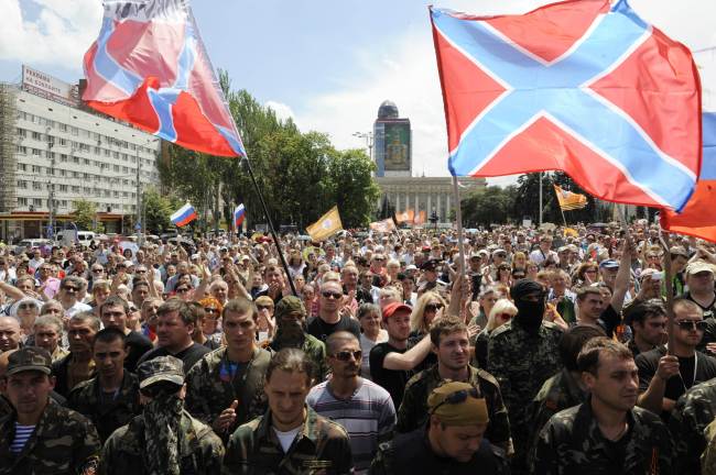 Pro-Russian militants take the military oath of allegiance during a ceremony in the center of the eastern Ukrainian city of Donetsk on Sunday.   AFP-Yonhap