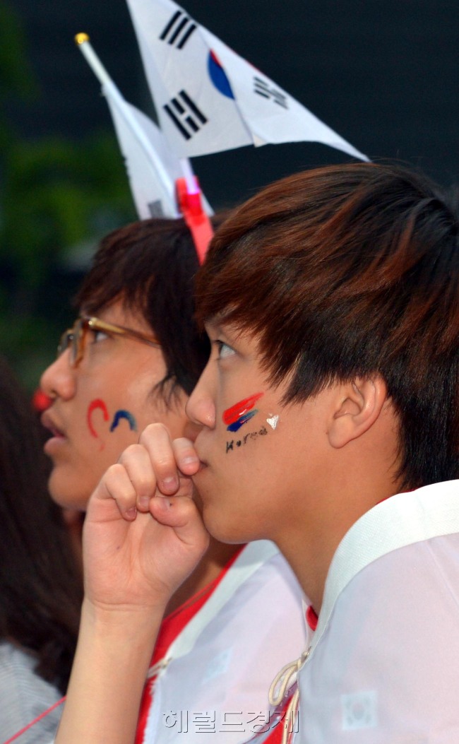 2014브라질월드컵축구 한국과 알제리전이 열린 23일 오전 시민들과 붉은 악마들이 광화문광장에서 거리 응원전펼치다 우리나라가 실점을 하자 망연자실해 하고 있다.<br />김명섭 기자 msiron@heraldcorp.com