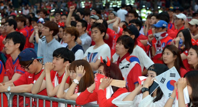 Supporters for the Korean team express disappointment in Gwanghwamun Square in Seoul on Monday as Algeria scores against Korea in their World Cup match.   Kim Myung-sub/The Korea Herald