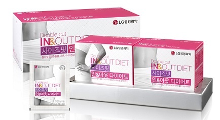 LG생명과학 프리미엄 건강기능식품 리튠(re:tune)이 체지방 감소를 두번 잡아주는 다이어트 신제품 ‘사이즈핏 인&아웃 다이어트’<사진>를 25일 선보인다.
사이즈핏 인&아웃 다이어트는 운동을 해야만 연소되는 몸 안에 이미 쌓여있는 체지방을 태워주고, 새롭게 몸 밖에서 섭취되는 탄수화물의 지방 전환을 억제해 2중으로 체지방 감소를 도와주는 다이어트 건강기능식품이다.