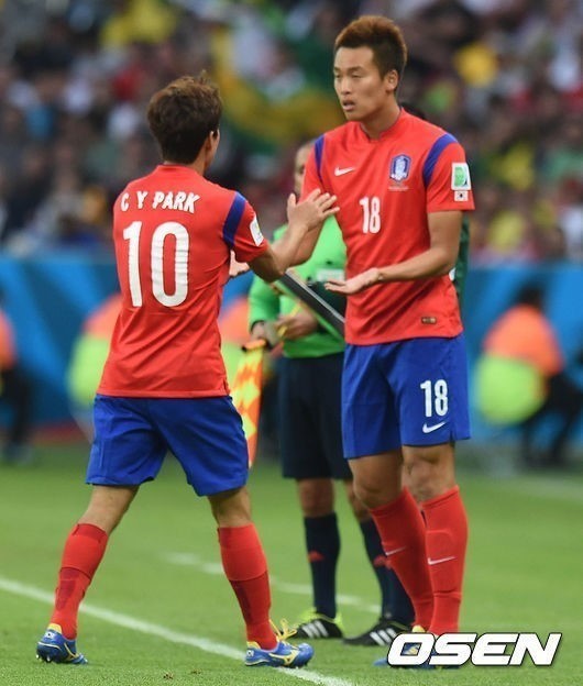 홍명보 감독이 이끄는 한국 축구 대표팀이 23일(한국시간) 브라질 포르투 알레그리의 에스타디오 베이라-리오 경기장에서 열린 2014 브라질 월드컵 조별리그 H조 2차전 알제리전에서 2-4로 완패했다.
하지만 후반 박주영과 교체돼 투입된 김신욱은 33분 동안 총 12번 공중볼 경합에 성공하며 ‘미친 존재감’을 발휘했다. 김신욱은 후반 12분에 투입되자마자 헤딩으로 공중볼 경합의 유리한 고지를 점했다. 이어 196cm 장신을 활용, 후반 27분에는 높이 뜬 공을 헤딩으로 받아내 손흥민에게 패스했고 구자철 만회골의 발판을 만들었다.