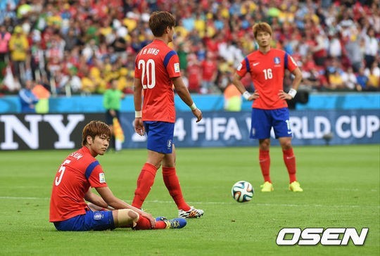 일본 언론이 2014 브라질 월드컵에서 알제리에 완패한 홍명보 한국 대표팀 감독의 ‘의리 기용’에 비상한 관심을 보이고 있다.
일본 스포츠전문지 산케이스포츠는 23일 “알제리전에서 2-4로 완패해 16강 진출이 힘들어진 한국 국가대표 홍명보 감독에 대한 비판이 한국에서 거세지고 있다”며 “비판의 화살은 박주영 윤석영 등 ‘자신의 아이들’을 대량 기용한 홍명보 감독의 ‘의리 기용’을 향하고 있다”고 덧붙였다.
이 매체는 이어 “홍명보 감독은 런던올림픽에서 동메달을 딴 선수들 중 12명을 국가대표로 선발했다. 그 중 박주영과 윤석영의 선발은 홍 감독이 취임하고 밝힌 ‘소속팀에서 출장한 선수를 선발한다’는 원칙과는 상반되는 것”이라고 적었다.