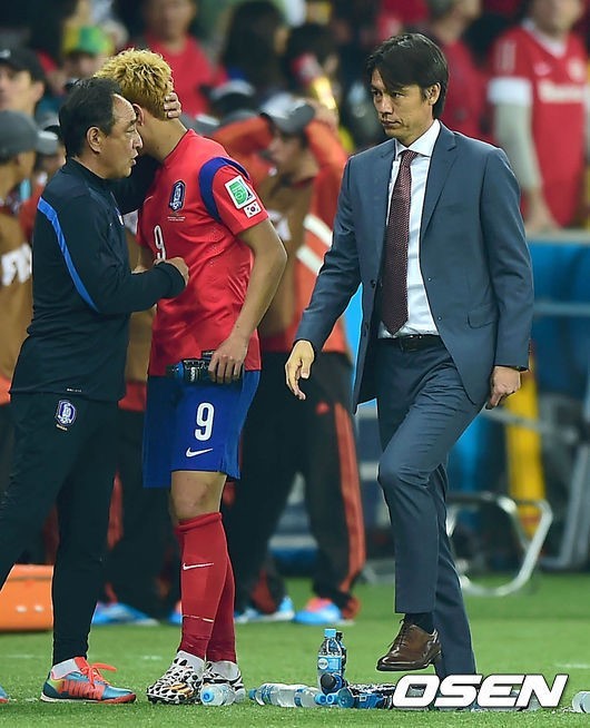 [사진=OSEN]
일본 언론이 홍명보의 박주영과 정성룡, 윤석영 기용에 대해 ‘의리 축구’라고 비판했다.
23일(한국시간) 일본 스포츠전문지 산케이스포츠는 “알제리전에서 2-4로 완패해 16강 진출이 힘들어진 한국 국가대표 홍명보 감독에 대한 비판이 거세지고 있다”고 보도했다.
산케이스포츠는 “비판의 화살이 ‘자신의 아이들’을 대량 기용한 홍명보 감독의 ‘의리기용’을 향하고 있다”면서 런던올림픽에서 동메달을 딴 선수 중 12명을 국가대표로 선발했다고 전했다.