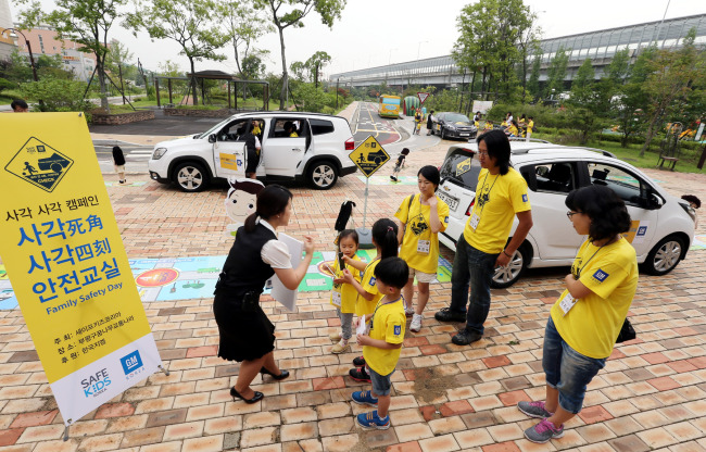 한국지엠이 세이프키즈(Safe kids) 한국법인과 공동으로 인천 부평구내 어린이집 및 유치원 어린이 총 1500명을 대상으로 자동차 주변 사각지대 어린이 교통사고 예방을 위한 ‘사각(死角)사각(四刻) 캠페인’을 펼친다고 23일 밝혔다.
‘사각(死角)사각(四刻) 캠페인‘은 어린이 교통사고 사망자의 65%가 보행 중 발생하며 이중 약 10%가 차량의 출발 또는 후진 시 사각지대로 인해 발생한다는 점에서 아이디어를 얻은 캠페인으로, 사각지대에서 발생할 수 있는 교통사고를 예방하기 위해 운전자에게 차량 승차 전이나 출발 시에 유의해야 할 네 가지(四刻)를 마음 속에 새기고 실천하자는 취지의 프로그램이다.