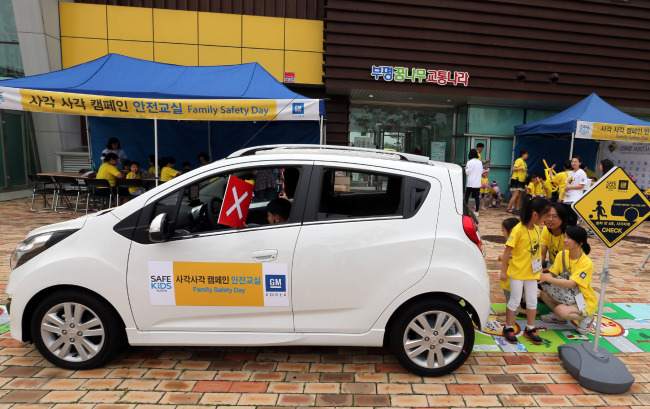 한국지엠이 세이프키즈(Safe kids) 한국법인과 공동으로 인천 부평구내 어린이집 및 유치원 어린이 총 1500명을 대상으로 자동차 주변 사각지대 어린이 교통사고 예방을 위한 ‘사각(死角)사각(四刻) 캠페인’을 펼친다고 23일 밝혔다.
‘사각(死角)사각(四刻) 캠페인‘은 어린이 교통사고 사망자의 65%가 보행 중 발생하며 이중 약 10%가 차량의 출발 또는 후진 시 사각지대로 인해 발생한다는 점에서 아이디어를 얻은 캠페인으로, 사각지대에서 발생할 수 있는 교통사고를 예방하기 위해 운전자에게 차량 승차 전이나 출발 시에 유의해야 할 네 가지(四刻)를 마음 속에 새기고 실천하자는 취지의 프로그램이다.