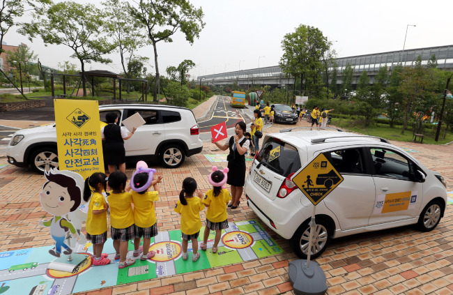 한국지엠이 세이프키즈(Safe kids) 한국법인과 공동으로 인천 부평구내 어린이집 및 유치원 어린이 총 1500명을 대상으로 자동차 주변 사각지대 어린이 교통사고 예방을 위한 ‘사각(死角)사각(四刻) 캠페인’을 펼친다고 23일 밝혔다.
‘사각(死角)사각(四刻) 캠페인‘은 어린이 교통사고 사망자의 65%가 보행 중 발생하며 이중 약 10%가 차량의 출발 또는 후진 시 사각지대로 인해 발생한다는 점에서 아이디어를 얻은 캠페인으로, 사각지대에서 발생할 수 있는 교통사고를 예방하기 위해 운전자에게 차량 승차 전이나 출발 시에 유의해야 할 네 가지(四刻)를 마음 속에 새기고 실천하자는 취지의 프로그램이다.