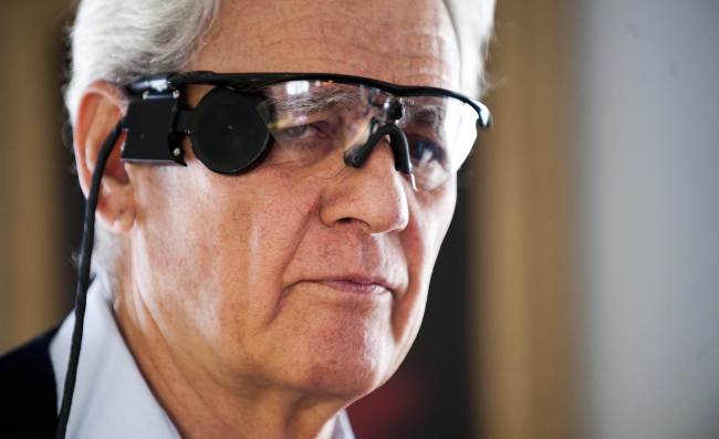 This photo shows Elias Konstantopoulos wearing a special set of “bionic” eye glasses that allow him to see at a lab
at the Lions Vision Research and Rehabilitation Center in Baltimore, Maryland. (AFP-Yonhap)