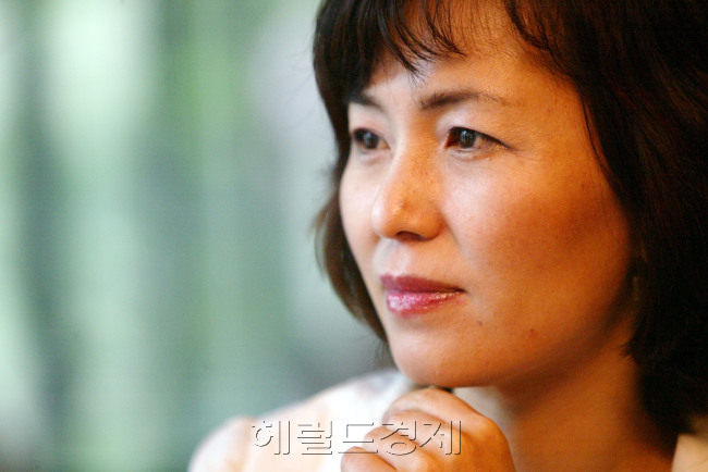 공지영인터뷰 2006.05.10 배선지기자sunji@heraldm.com
공지영인터뷰 2006.05.10 배선지기자sunji@heraldm.com