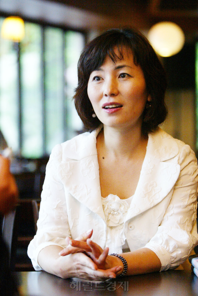 공지영인터뷰 2006.05.10 배선지기자sunji@heraldm.com
공지영인터뷰 2006.05.10 배선지기자sunji@heraldm.com