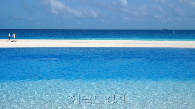 스카이 블루, 코발트 블루, 터키 블루…. 몰디브의 색깔은 온통 블루다. 저 멀리 하얀 면사포를 쓴 신부가 그림같은 몰디브 바다를 배경으로 웨딩 사진을 찍고 있다. 벨라사루(Velassaru) 리조트의 인피니트 풀에서 바라본 몰디브 풍경을 ‘ 소니A5000’ 카메라로 담았다.