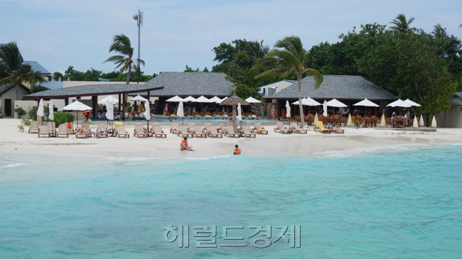 센타라 라스푸시(Centara Rasfushi) 리조트 비치에서 한 커플이 스노클링을 즐기고 있다.