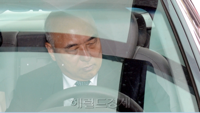 문창극 총리 후보자가 24일 자진사퇴했다.
문 후보는 이날 오전 10시 정부 서울청사 브리핑룸에서 기자회견을 갖고 자진사퇴 의사를 밝혔다.
이에 따라 문 후보자는 지난 10일 후보지명을 받은 후 14일만에 물러나게 됐다.