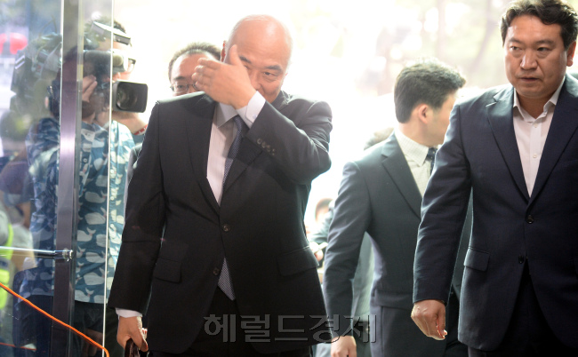 24일 문창극 총리후보가 창성동 별관으로 출근하고 있다.<br />안 훈기자/rosedale@heraldcorp.com 140624
24일 문창극 총리후보가 창성동 별관으로 출근하고 있다.
안 훈기자/rosedale@heraldcorp.com 140624
24일 문창극 총리후보가 창성동 별관으로 출근하고 있다. 오른쪽 사진은 창성동 문창극 총리지명자가 출근하는 별관앞에 청문회를 주장하는 시민단체가 플랭카드를 들고 지지시위를 하는 장면.   안훈기자/rosedale@heraldcorp.com