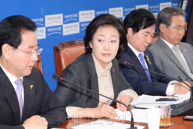 박영선 새정치민주연합 원내대표가 24일 오전 국회에서 열린 원내대책회의에 참석해 모두발언을 하고 있다.이길동기자.gdlee@heraldcorp.com
박영선 새정치민주연합 원내대표가 24일 오전 국회에서 열린 원내대책회의에 참석해 모두발언을 하고 있다.이길동기자.gdlee@heraldcorp.com