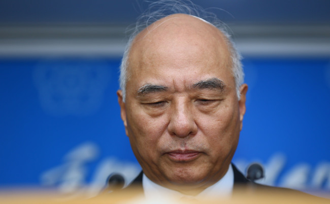 Prime Minister-designate Moon Chang-keuk announces resignation in a press conference on Tuesday. (Yonhap)