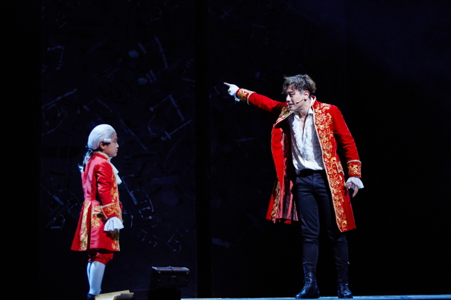 Park Hyo-shin (right) plays Mozart in musical “MOZART!” EMK Musical Company