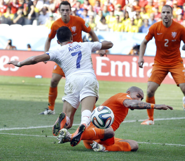 Netherlands' Nigel de Jong stops Chile's Alexis Sanchez's attack during the group B World Cup soccer match between the Netherlands and Chile at the Itaquerao Stadium in Sao Paulo, Brazil, Monday. (AP)