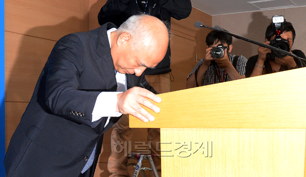 24일 오전 서울정부청사 브리핑실에서 문창극 국무총리 후보자가 사퇴선언 기자회견을 마친 후 고개숙여 인사를 하고 있다.