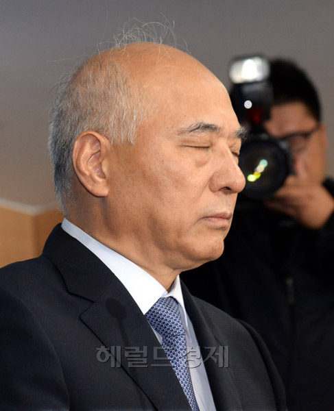 24일 오전 서울정부청사 브리핑실에서 문창극 국무총리 후보자가 사퇴선언 기자회견을 하는 가운데 말을 잇지 못하고 잠시 생각에 잠겨 있다.