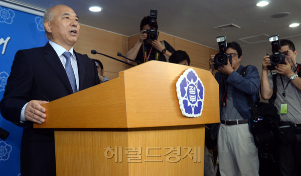 24일 오전 서울정부청사 브리핑실에서 문창극 국무총리 후보자가 사퇴선언 기자회견을 하며 정치권과 언론에게 강력한 불만을 토로 하고 있다.
