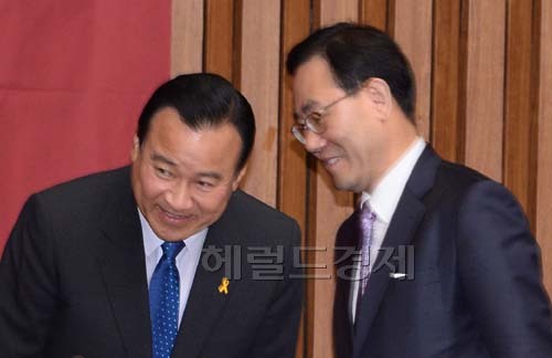 이완구 새누리당 비상대책위원장겸 원내대표가 24일 오전 국회에서 열린 원내대책회의에 참석하기위해 주호영정책위의장과 회의장에 들어오고 있다.
이 원내대표는 이날 원 구성 합의와 관련해 “후반기 국회의 시작은 조금 늦었지만, 소통과 화합, 상생의 자세로 힘과 지혜를 모아 역대 어느 국회보다 더 열심히 일하는 신뢰받는 국회가 되도록 최선을 다하겠다”고 말했다.