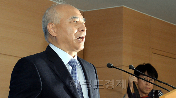 24일 오전 서울정부청사 브리핑실에서 문창극 국무총리 후보자가 사퇴선언 기자회견을 하며 정치권과 언론에게 강력한 불만을 토로 하고 있다.