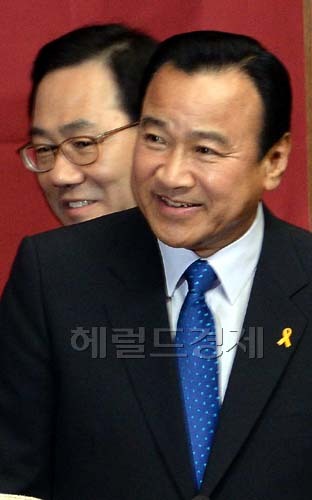 이완구 새누리당 비상대책위원장겸 원내대표가 24일 오전 국회에서 열린 원내대책회의에 참석하기위해 주호영정책위의장과 회의장에 들어오고 있다.
이 원내대표는 이날 총기 난사 사건과 관련해“대단히 유감스럽고 안타까운 일이 발생했다”며 “철저히 진상을 규명하고 근본적이고 구조적인 문제를 시정하면서 특단의 대책을 만들어야 할 것”이라고 말했다.