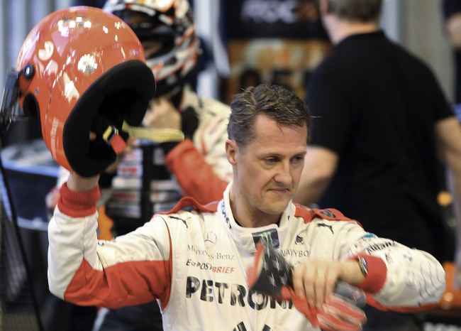 Michael Schumacher holds a helmet after a test drive prior to the Race of Champions at Rajamangala national stadium in Bangkok in December 2012.
AP-Yonhap
