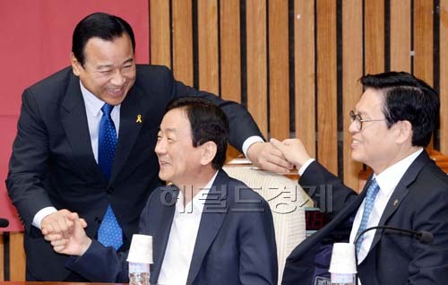 이완구 새누리당 비상대책위원장겸 원내대표가 24일 오전 국회에서 열린 원내대책회의에 참석해 진영,정우택의원과 이야기를 하고 있다.
이 원내대표는 이날 총기 난사 사건과 관련해“대단히 유감스럽고 안타까운 일이 발생했다”며 “철저히 진상을 규명하고 근본적이고 구조적인 문제를 시정하면서 특단의 대책을 만들어야 할 것”이라고 말했다.