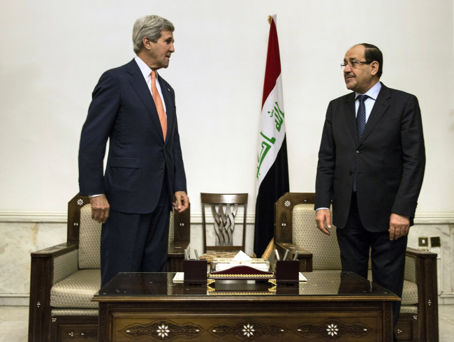 U.S. Secretary of State John Kerry (left) meets with Iraqi Prime Minister Nouri al-Maliki at the prime minister’s office in Baghdad on Monday.   AP-Yonhap
U.S. Secretary of State John Kerry (left) meets with Iraqi Prime Minister Nouri al-Maliki at the prime minister’s office in Baghdad on Monday.   AP-Yonhap