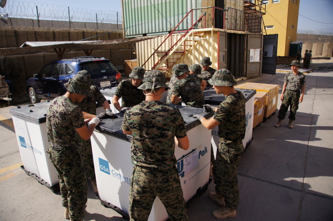 Members of a South Korean contingent in Afghanistan pack their belongings on June 18 as they prepare to withdraw ending their four-year reconstruction mission.   Yonhap