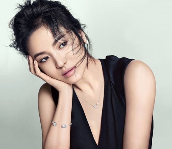 송혜교(탤런트/영화배우)
Fashion and jewelry brand J.Estina revealed a summer ad featuring Song Hye-kyo. The actress wore simple black and peach outfits, which showed both her sexy and graceful styles at the same time. The finishing touch was added by J.Estina’s jewelry.