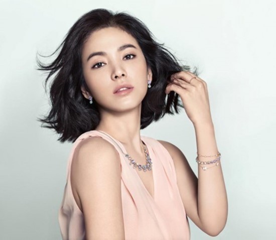 송혜교(탤런트/영화배우)
Fashion and jewelry brand J.Estina revealed a summer ad featuring Song Hye-kyo. The actress wore simple black and peach outfits, which showed both her sexy and graceful styles at the same time. The finishing touch was added by J.Estina’s jewelry.