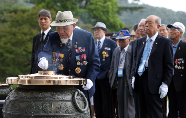 Korean-Japanese veterans who fought as student soldiers during the Korean War pay tribute at the Seoul National Cemetery on Tuesday. The veterans joined the United Nations forces shortly after war broke out on June 25, 1950.   Yonhap