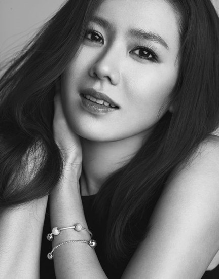 손예진(손언진/영화배우/탤런트)
Actress Son Ye-jin is the new model for Danish jewelry brand Pandora. She was featured in ads wearing elegant black and white tops, matched with a simple but beautiful charm that she chose herself.