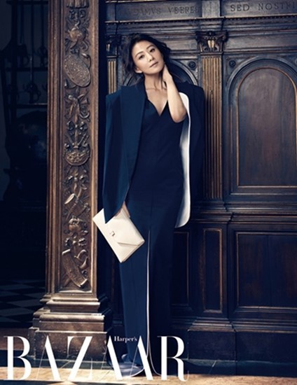 김희애(탤런트/영화배우)
Actress Kim Hee-ae poses for fashion magazine Bazaar in Milan. The elegant actress wore modern black dresses and created a luxurious atmosphere around her.